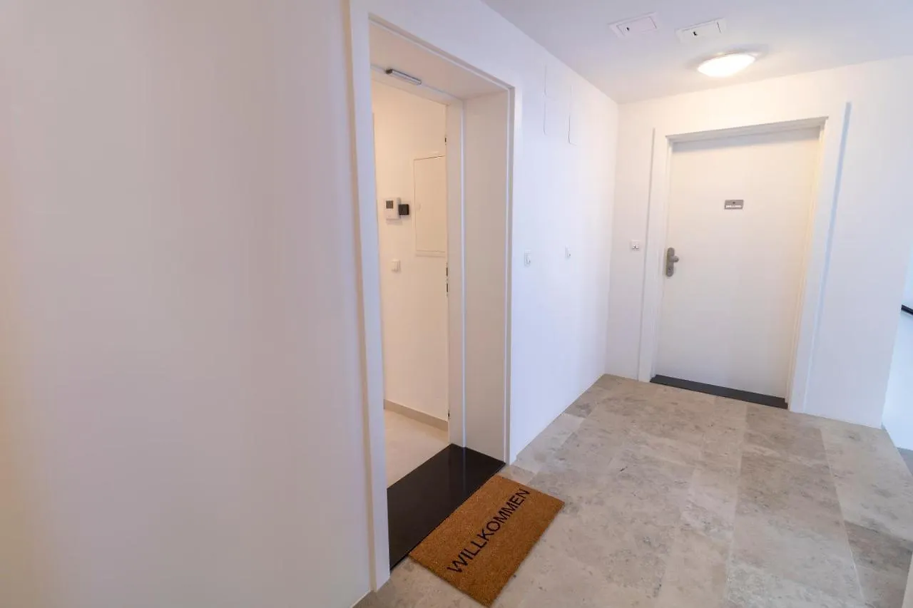 Boutique Sky City Apt. With Balcony / Top Spot Bécs